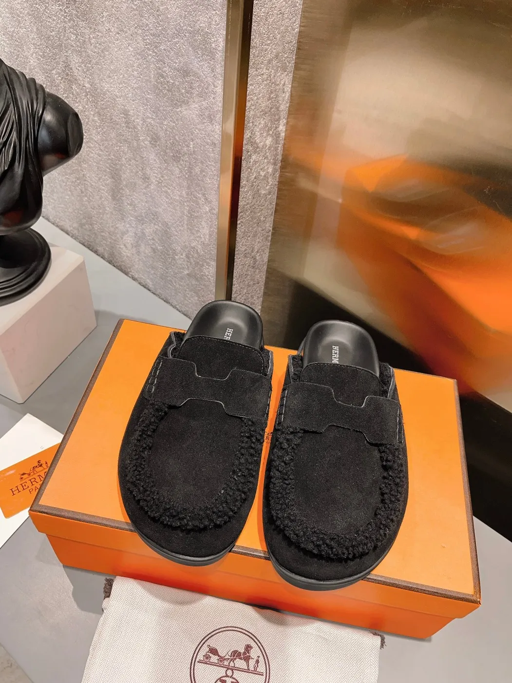 [H Family Hermès] P: 520💰 Size: Male 39-44 (45 customized) Female 35-40 (41 customized) HERMES Hermès top luxury version HERMES Hermès cute half-drag.  Jindian’s family language design! It looks good no matter how you match it! Casual and high-end feeling. The comfort is also great. Paired with various colorful socks, it gives a trendy and high-end feeling. The top version of real wool is high quality. ●Upper: imported cow suede. ●Inner: imported sheepskin. ●Foot pads: imported mixed sheepskin.